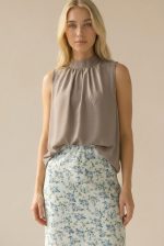 Σατινέ Floral Midi Φούστα   Kωδ:3705 Η σατινέ floral midi φούστα 7/8 είναι το απόλυτο κομμάτι για κομψές και ρομαντικές εμφανίσεις. Με Α γραμμή που χαρίζει φυσική κίνηση και ανάλαφρη εφαρμογή, αγκαλιάζει το σώμα χωρίς να πιέζει. Το ελαφρύ σατινέ ύφασμα με απαλή υφή και το διακριτικό floral μοτίβο δημιουργούν ένα elegant αποτέλεσμα που μπορεί να φορεθεί από το πρωί έως το βράδυ. Ένα versatile κομμάτι που συνδυάζει άνεση και στυλ. Ιδανική επιλογή για chic καθημερινά looks αλλά και πιο ιδιαίτερες εμφανίσεις.  Styling Tips • Συνδύασέ τη με basic top για minimal chic look • Φόρεσέ τη με πουκάμισο για elegant office outfit • Ιδανική με heels για βραδινή έξοδο • Ταιριάζει τέλεια με sneakers για casual style