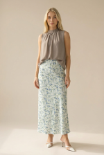 Σατινέ Floral Midi Φούστα   Kωδ:3705 Η σατινέ floral midi φούστα 7/8 είναι το απόλυτο κομμάτι για κομψές και ρομαντικές εμφανίσεις. Με Α γραμμή που χαρίζει φυσική κίνηση και ανάλαφρη εφαρμογή, αγκαλιάζει το σώμα χωρίς να πιέζει. Το ελαφρύ σατινέ ύφασμα με απαλή υφή και το διακριτικό floral μοτίβο δημιουργούν ένα elegant αποτέλεσμα που μπορεί να φορεθεί από το πρωί έως το βράδυ. Ένα versatile κομμάτι που συνδυάζει άνεση και στυλ. Ιδανική επιλογή για chic καθημερινά looks αλλά και πιο ιδιαίτερες εμφανίσεις.  Styling Tips • Συνδύασέ τη με basic top για minimal chic look • Φόρεσέ τη με πουκάμισο για elegant office outfit • Ιδανική με heels για βραδινή έξοδο • Ταιριάζει τέλεια με sneakers για casual style