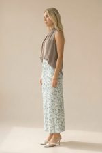 Σατινέ Floral Midi Φούστα   Kωδ:3705 Η σατινέ floral midi φούστα 7/8 είναι το απόλυτο κομμάτι για κομψές και ρομαντικές εμφανίσεις. Με Α γραμμή που χαρίζει φυσική κίνηση και ανάλαφρη εφαρμογή, αγκαλιάζει το σώμα χωρίς να πιέζει. Το ελαφρύ σατινέ ύφασμα με απαλή υφή και το διακριτικό floral μοτίβο δημιουργούν ένα elegant αποτέλεσμα που μπορεί να φορεθεί από το πρωί έως το βράδυ. Ένα versatile κομμάτι που συνδυάζει άνεση και στυλ. Ιδανική επιλογή για chic καθημερινά looks αλλά και πιο ιδιαίτερες εμφανίσεις.  Styling Tips • Συνδύασέ τη με basic top για minimal chic look • Φόρεσέ τη με πουκάμισο για elegant office outfit • Ιδανική με heels για βραδινή έξοδο • Ταιριάζει τέλεια με sneakers για casual style