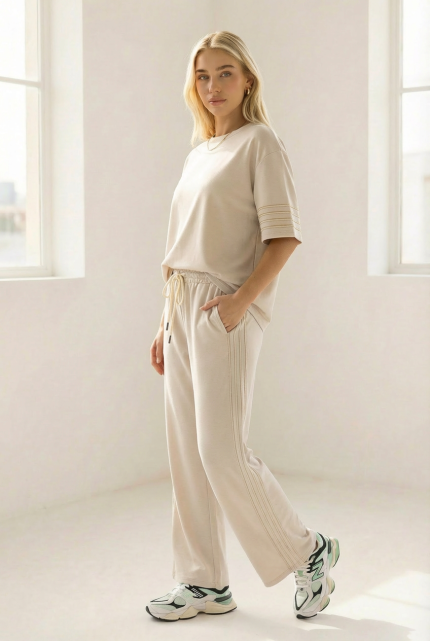 viscose σετ μπλούζα και παντελόνι plus size Το viscose σετ μπλούζα και παντελόνι plus size είναι η ιδανική επιλογή για άνετα, κομψά και ευέλικτα looks. Με ανάλαφρη υφή και loose εφαρμογή, προσφέρει απόλυτη ελευθερία κινήσεων και κομψότητα στην καθημερινότητα. Η μπλούζα με φαρδιά μανίκια χαρίζει άνεση και σύγχρονο minimal στυλ, ενώ το wide leg παντελόνι με ελαστική μέση προσαρμόζεται τέλεια στο σώμα. Το μαλακό viscose ύφασμα είναι breathable και ιδανικό για όλες τις ώρες της ημέρας — από χαλαρές εμφανίσεις μέχρι travel outfits. Ένα must-have σύνολο που συνδυάζει άνεση και στυλ.  Styling Tips • Φόρεσέ το με sneakers για casual καθημερινό look • Συνδύασέ το με σανδάλια για καλοκαιρινό outfit • Πρόσθεσε minimal κοσμήματα για chic αποτέλεσμα • Ιδανικό για ταξίδια χάρη στο non-iron ύφασμα