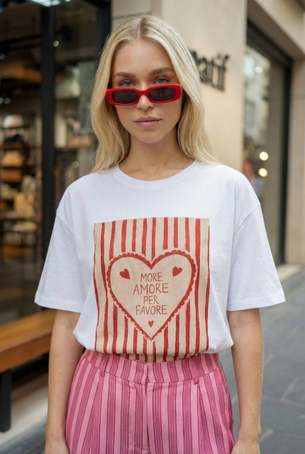 • Τύπος: T-shirt • Γραμμή: Oversized – unisex εφαρμογή • Μέγεθος: One Size (καλύπτει έως Large+) • Ύφασμα: 100% βαμβακερό, μαλακό & άνετο • Σχέδιο: Print “More Amore Per Favore” • Στυλ: Casual – statement