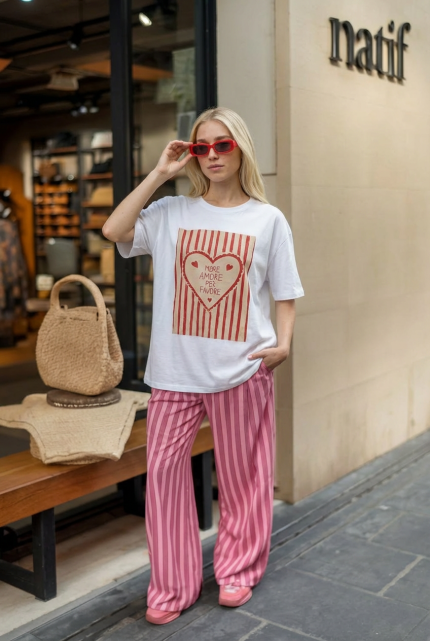 • Τύπος: T-shirt • Γραμμή: Oversized – unisex εφαρμογή • Μέγεθος: One Size (καλύπτει έως Large+) • Ύφασμα: 100% βαμβακερό, μαλακό & άνετο • Σχέδιο: Print “More Amore Per Favore” • Στυλ: Casual – statement