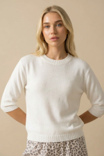 Nickie Sweater in White Το Nickie Sweater in White είναι το απόλυτο basic κομμάτι για άνετες και κομψές εμφανίσεις όλο τον χρόνο. Με απαλή fluffy υφή και minimal σχεδιασμό, προσφέρει μοναδική αίσθηση άνεσης και κομψότητας. Η χαλαρή γραμμή του αγκαλιάζει το σώμα χωρίς να πιέζει, ενώ τα 3/4 μανίκια το καθιστούν ιδανικό για όλες τις εποχές. Το υποαλλεργικό viscose ύφασμα είναι φιλικό προς το δέρμα, κάνοντάς το ιδανικό για καθημερινή χρήση. Ένα versatile κομμάτι που ταιριάζει εύκολα σε κάθε outfit.  Styling Tips • Συνδύασέ το με jeans για classic καθημερινό look • Φόρεσέ το με σατινέ φούστα για elegant συνδυασμό • Ιδανικό με tailored παντελόνι για chic outfit • Ταιριάζει τέλεια με layering (σακάκι ή coat)