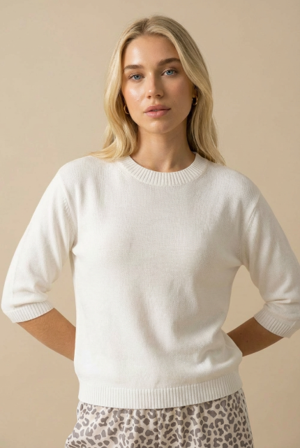 Nickie Sweater in White Το Nickie Sweater in White είναι το απόλυτο basic κομμάτι για άνετες και κομψές εμφανίσεις όλο τον χρόνο. Με απαλή fluffy υφή και minimal σχεδιασμό, προσφέρει μοναδική αίσθηση άνεσης και κομψότητας. Η χαλαρή γραμμή του αγκαλιάζει το σώμα χωρίς να πιέζει, ενώ τα 3/4 μανίκια το καθιστούν ιδανικό για όλες τις εποχές. Το υποαλλεργικό viscose ύφασμα είναι φιλικό προς το δέρμα, κάνοντάς το ιδανικό για καθημερινή χρήση. Ένα versatile κομμάτι που ταιριάζει εύκολα σε κάθε outfit.  Styling Tips • Συνδύασέ το με jeans για classic καθημερινό look • Φόρεσέ το με σατινέ φούστα για elegant συνδυασμό • Ιδανικό με tailored παντελόνι για chic outfit • Ταιριάζει τέλεια με layering (σακάκι ή coat)