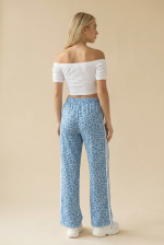 Animal Print Wide Leg Φόρμα in taupe Kωδ:6426taupe Η animal print φόρμα σε nude απόχρωση με wide leg γραμμή είναι η ιδανική επιλογή για άνετα αλλά και stylish καθημερινά looks. Με χαλαρή εφαρμογή και μοντέρνο design, προσφέρει απόλυτη ελευθερία κινήσεων και effortless στυλ. Η ελαστική μέση εξασφαλίζει τέλεια εφαρμογή σε κάθε σωματότυπο, ενώ το απαλό ύφασμα χαρίζει άνεση όλη μέρα. Το animal print pattern προσθέτει χαρακτήρα και fashion-forward αισθητική, κάνοντας το κομμάτι να ξεχωρίζει. Ιδανική για casual εμφανίσεις αλλά και athleisure outfits. 💫 Styling Tips • Συνδύασέ τη με basic t-shirt για everyday look • Φόρεσέ τη με crop top για πιο trendy outfit • Ιδανική με sneakers για sporty style • Ταιριάζει τέλεια με oversized hoodie