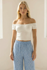Animal Print Wide Leg Φόρμα in taupe Kωδ:6426taupe Η animal print φόρμα σε nude απόχρωση με wide leg γραμμή είναι η ιδανική επιλογή για άνετα αλλά και stylish καθημερινά looks. Με χαλαρή εφαρμογή και μοντέρνο design, προσφέρει απόλυτη ελευθερία κινήσεων και effortless στυλ. Η ελαστική μέση εξασφαλίζει τέλεια εφαρμογή σε κάθε σωματότυπο, ενώ το απαλό ύφασμα χαρίζει άνεση όλη μέρα. Το animal print pattern προσθέτει χαρακτήρα και fashion-forward αισθητική, κάνοντας το κομμάτι να ξεχωρίζει. Ιδανική για casual εμφανίσεις αλλά και athleisure outfits. 💫 Styling Tips • Συνδύασέ τη με basic t-shirt για everyday look • Φόρεσέ τη με crop top για πιο trendy outfit • Ιδανική με sneakers για sporty style • Ταιριάζει τέλεια με oversized hoodie
