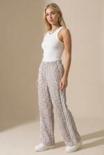 Animal Print Wide Leg Φόρμα in taupe Kωδ:6426taupe Η animal print φόρμα σε nude απόχρωση με wide leg γραμμή είναι η ιδανική επιλογή για άνετα αλλά και stylish καθημερινά looks. Με χαλαρή εφαρμογή και μοντέρνο design, προσφέρει απόλυτη ελευθερία κινήσεων και effortless στυλ. Η ελαστική μέση εξασφαλίζει τέλεια εφαρμογή σε κάθε σωματότυπο, ενώ το απαλό ύφασμα χαρίζει άνεση όλη μέρα. Το animal print pattern προσθέτει χαρακτήρα και fashion-forward αισθητική, κάνοντας το κομμάτι να ξεχωρίζει. Ιδανική για casual εμφανίσεις αλλά και athleisure outfits. 💫 Styling Tips • Συνδύασέ τη με basic t-shirt για everyday look • Φόρεσέ τη με crop top για πιο trendy outfit • Ιδανική με sneakers για sporty style • Ταιριάζει τέλεια με oversized hoodie