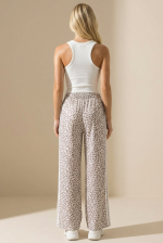 Animal Print Wide Leg Φόρμα in taupe Kωδ:6426taupe Η animal print φόρμα σε nude απόχρωση με wide leg γραμμή είναι η ιδανική επιλογή για άνετα αλλά και stylish καθημερινά looks. Με χαλαρή εφαρμογή και μοντέρνο design, προσφέρει απόλυτη ελευθερία κινήσεων και effortless στυλ. Η ελαστική μέση εξασφαλίζει τέλεια εφαρμογή σε κάθε σωματότυπο, ενώ το απαλό ύφασμα χαρίζει άνεση όλη μέρα. Το animal print pattern προσθέτει χαρακτήρα και fashion-forward αισθητική, κάνοντας το κομμάτι να ξεχωρίζει. Ιδανική για casual εμφανίσεις αλλά και athleisure outfits. 💫 Styling Tips • Συνδύασέ τη με basic t-shirt για everyday look • Φόρεσέ τη με crop top για πιο trendy outfit • Ιδανική με sneakers για sporty style • Ταιριάζει τέλεια με oversized hoodie