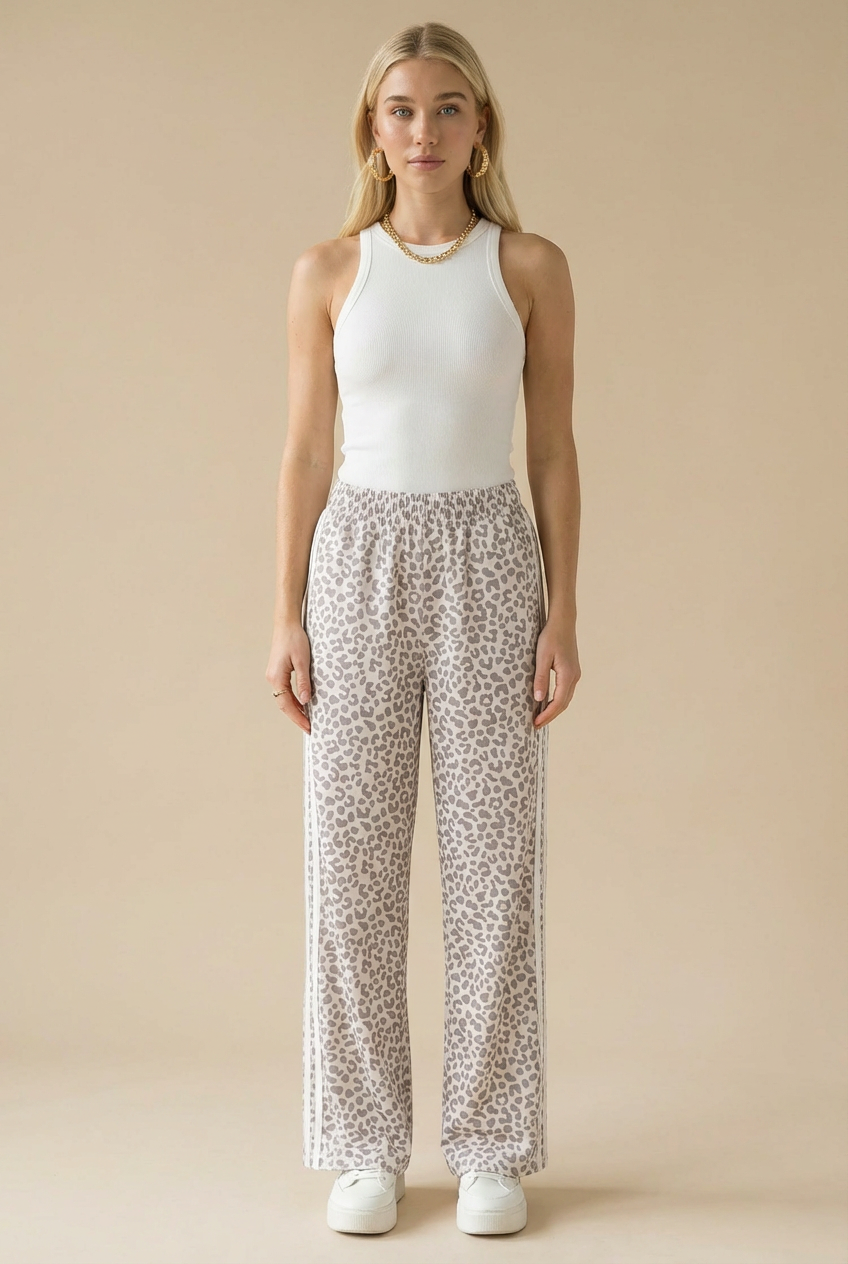 Animal Print Wide Leg Φόρμα in taupe Kωδ:6426taupe Η animal print φόρμα σε nude απόχρωση με wide leg γραμμή είναι η ιδανική επιλογή για άνετα αλλά και stylish καθημερινά looks. Με χαλαρή εφαρμογή και μοντέρνο design, προσφέρει απόλυτη ελευθερία κινήσεων και effortless στυλ. Η ελαστική μέση εξασφαλίζει τέλεια εφαρμογή σε κάθε σωματότυπο, ενώ το απαλό ύφασμα χαρίζει άνεση όλη μέρα. Το animal print pattern προσθέτει χαρακτήρα και fashion-forward αισθητική, κάνοντας το κομμάτι να ξεχωρίζει. Ιδανική για casual εμφανίσεις αλλά και athleisure outfits. 💫 Styling Tips • Συνδύασέ τη με basic t-shirt για everyday look • Φόρεσέ τη με crop top για πιο trendy outfit • Ιδανική με sneakers για sporty style • Ταιριάζει τέλεια με oversized hoodie Animal Print Wide Leg Φόρμα in taupe Kωδ:6426taupe Η animal print φόρμα σε nude απόχρωση με wide leg γραμμή είναι η ιδανική επιλογή για άνετα αλλά και stylish καθημερινά looks. Με χαλαρή εφαρμογή και μοντέρνο design, προσφέρει απόλυτη ελευθερία κινήσεων και effortless στυλ. Η ελαστική μέση εξασφαλίζει τέλεια εφαρμογή σε κάθε σωματότυπο, ενώ το απαλό ύφασμα χαρίζει άνεση όλη μέρα. Το animal print pattern προσθέτει χαρακτήρα και fashion-forward αισθητική, κάνοντας το κομμάτι να ξεχωρίζει. Ιδανική για casual εμφανίσεις αλλά και athleisure outfits. 💫 Styling Tips • Συνδύασέ τη με basic t-shirt για everyday look • Φόρεσέ τη με crop top για πιο trendy outfit • Ιδανική με sneakers για sporty style • Ταιριάζει τέλεια με oversized hoodie