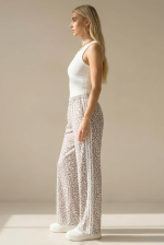 Animal Print Wide Leg Φόρμα in taupe Kωδ:6426taupe Η animal print φόρμα σε nude απόχρωση με wide leg γραμμή είναι η ιδανική επιλογή για άνετα αλλά και stylish καθημερινά looks. Με χαλαρή εφαρμογή και μοντέρνο design, προσφέρει απόλυτη ελευθερία κινήσεων και effortless στυλ. Η ελαστική μέση εξασφαλίζει τέλεια εφαρμογή σε κάθε σωματότυπο, ενώ το απαλό ύφασμα χαρίζει άνεση όλη μέρα. Το animal print pattern προσθέτει χαρακτήρα και fashion-forward αισθητική, κάνοντας το κομμάτι να ξεχωρίζει. Ιδανική για casual εμφανίσεις αλλά και athleisure outfits. 💫 Styling Tips • Συνδύασέ τη με basic t-shirt για everyday look • Φόρεσέ τη με crop top για πιο trendy outfit • Ιδανική με sneakers για sporty style • Ταιριάζει τέλεια με oversized hoodie