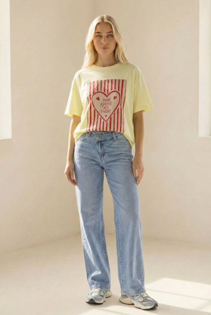 Oversized Cotton T-Shirt More Amore Το oversized cotton t-shirt “More Amore” είναι το απόλυτο statement κομμάτι για casual και fun εμφανίσεις. Με άνετη unisex γραμμή και μαλακό βαμβακερό ύφασμα, προσφέρει άνεση και στυλ όλη μέρα. Το ιδιαίτερο print με καρδιά και μήνυμα “More Amore Per Favore” δίνει playful και μοντέρνο χαρακτήρα, μετατρέποντας ένα basic t-shirt σε fashion item που ξεχωρίζει. Ιδανικό για καθημερινά looks με χαρακτήρα και θετική διάθεση. Styling Tips • Συνδύασέ το με jeans για effortless καθημερινό look • Φόρεσέ το με shorts για καλοκαιρινό outfit • Ταιριάζει τέλεια με sneakers για casual style • Βάλε το μέσα από blazer για cool contrast