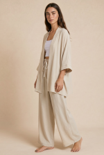 Σετ Κιμονό Παντελόνα Crepe  in nude – Κωδικός: 11200 Αναβάθμισε το καθημερινό σου στυλ με το απόλυτο σετ κιμονό και παντελόνας, φτιαγμένο από ελαφρύ, δροσερό ύφασμα crêpe. Άνετο, στιλάτο και ευκολοφόρετο, το σετ προσφέρει μοναδική ελευθερία κινήσεων και κομψή εμφάνιση από το πρωί ως το βράδυ. Styling Tip: Φόρεσέ το ως σετ με statement κοσμήματα για boho-chic εμφανίσεις ή χώρισε τα κομμάτια και συνδύασέ τα με basics για αμέτρητους stylish συνδυασμούς.
