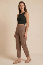 Baggy Office Παντελόνι in Khaki Κωδ: 21125 Χαρακτηριστικά Προϊόντος • Viscose mix ύφασμα • Άνετη baggy γραμμή • One Size – καλύπτει έως Large • Μαλακό ύφασμα με φίνα υφή • Κλείσιμο με κουμπί & φερμουάρ • Λάστιχο στη μέση (πίσω) για καλύτερη εφαρμογή • Ιδανικό για office & casual looks • Non-iron ύφασμα Διαστάσεις • Μέση: έως 82 cm • Περιφέρεια: έως 114 cm • Μήκος: περίπου 95 cm