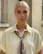 Το butter yellow κοντομάνικο boxy top με μαντήλι είναι το απόλυτο κομμάτι για effortless chic εμφανίσεις. Με minimal αισθητική και relaxed γραμμή, συνδυάζει άνεση και κομψότητα σε ένα σύγχρονο statement piece. Η boxy εφαρμογή και το τετράγωνο μανίκι χαρίζουν μοντέρνο χαρακτήρα, ενώ το αποσπώμενο μαντήλι προσθέτει μια διακριτική fashion λεπτομέρεια που αναβαθμίζει κάθε outfit. Το απαλό viscose ύφασμα προσφέρει δροσερή και ανάλαφρη αίσθηση, ιδανική για καθημερινά looks αλλά και πιο προσεγμένες εμφανίσεις. Φοριέται εύκολα από το πρωί έως το βράδυ και συνδυάζεται με παντελόνες, jeans ή σετ για ολοκληρωμένο αποτέλεσμα.  Styling Tips • Φόρεσέ το με wide leg παντελόνι για minimal chic look • Συνδύασέ το με denim για casual καθημερινό outfit • Δέσε το μαντήλι στον λαιμό ή φόρεσέ το στα μαλλιά για διαφορετικό styling • Πρόσθεσε sneakers ή mules για effortless αποτέλεσμα