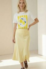 March Σατινέ μίντι φούστα σε yellow Κωδ:11606ma Styling Tip Συνδύασέ τη με ένα basic top ή tank για effortless καθημερινό look. Για πιο chic αποτέλεσμα, φόρεσέ τη με σατέν πουκάμισο ή fitted top και mules/heels. Ταιριάζει τέλεια με oversized blazer ή denim jacket για πιο fashion-forward εμφανίσεις.