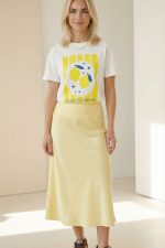 March Σατινέ μίντι φούστα σε yellow Κωδ:11606ma Styling Tip Συνδύασέ τη με ένα basic top ή tank για effortless καθημερινό look. Για πιο chic αποτέλεσμα, φόρεσέ τη με σατέν πουκάμισο ή fitted top και mules/heels. Ταιριάζει τέλεια με oversized blazer ή denim jacket για πιο fashion-forward εμφανίσεις.