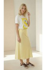 March Σατινέ μίντι φούστα σε yellow Κωδ:11606ma Styling Tip Συνδύασέ τη με ένα basic top ή tank για effortless καθημερινό look. Για πιο chic αποτέλεσμα, φόρεσέ τη με σατέν πουκάμισο ή fitted top και mules/heels. Ταιριάζει τέλεια με oversized blazer ή denim jacket για πιο fashion-forward εμφανίσεις.