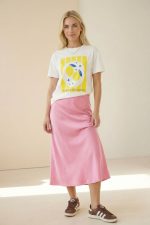 March Σατινέ μίντι φούστα in Baby Pink Κομψή Α γραμμή, λάμψη και άνεση, one size έως Large Plus. Ιδανική για κάθε περίσταση.