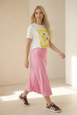 March Σατινέ μίντι φούστα in Baby Pink Κομψή Α γραμμή, λάμψη και άνεση, one size έως Large Plus. Ιδανική για κάθε περίσταση.