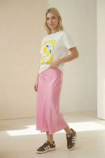 March Σατινέ μίντι φούστα σε yellow Κωδ:11606ma Styling Tip Συνδύασέ τη με ένα basic top ή tank για effortless καθημερινό look. Για πιο chic αποτέλεσμα, φόρεσέ τη με σατέν πουκάμισο ή fitted top και mules/heels. Ταιριάζει τέλεια με oversized blazer ή denim jacket για πιο fashion-forward εμφανίσεις.