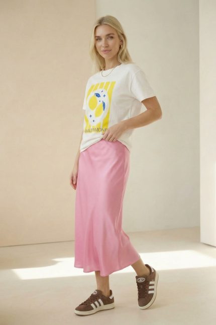 March Σατινέ μίντι φούστα σε yellow Κωδ:11606ma Styling Tip Συνδύασέ τη με ένα basic top ή tank για effortless καθημερινό look. Για πιο chic αποτέλεσμα, φόρεσέ τη με σατέν πουκάμισο ή fitted top και mules/heels. Ταιριάζει τέλεια με oversized blazer ή denim jacket για πιο fashion-forward εμφανίσεις.