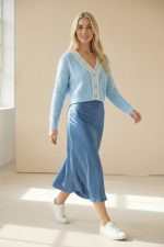 Η  March Σατινέ μίντι φούστα in Baby Blue   είναι το απόλυτο must-have για κομψές και θηλυκές εμφανίσεις. Με Α γραμμή που χαρίζει φυσική κίνηση και άψογη εφαρμογή, αναδεικνύει τη σιλουέτα χωρίς να πιέζει. Το ελαφρύ σατινέ ύφασμα της έχει φίνα υφή και διακριτική λάμψη, κάνοντάς τη ιδανική επιλογή για πρωινές ή βραδινές εξόδους. Η one size εφαρμογή της καλύπτει άνετα έως Large Plus, προσφέροντας στυλ και άνεση για κάθε σωματότυπο. Είναι non-iron, πλένεται εύκολα στους 30°C και δεν χρειάζεται σιδέρωμα — για πάντα άψογη εμφάνιση χωρίς κόπο. Styling Tip Συνδύασέ τη με ένα satin cami top ή πλεκτό top για ένα διαχρονικό, classy look. Για πιο urban διάθεση, φόρεσέ τη με λευκό πουκάμισο και sneakers — ιδανική επιλογή για τις millennial & gen z fashionistas που αγαπούν το effortless chic.