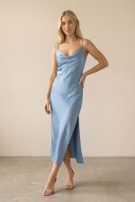 baby blue σατινέ slip dress με ραντάκια satin yellow dress midi με άνοιγμα στο πλάι elegant σατινέ φόρεμα καλοκαιρινό