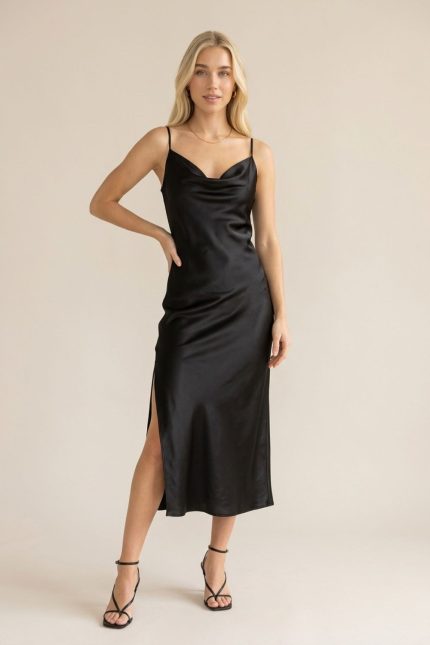 Σατινέ Slip Dress  Κωδ:2426 Το σατινέ slip dress είναι η επιτομή της θηλυκότητας και της κομψότητας. Με 7/8 μήκος και ανάλαφρη εφαρμογή, αγκαλιάζει το σώμα με φυσική ροή, ενώ το σατινέ ύφασμα χαρίζει διακριτική λάμψη και πολυτελή αίσθηση. Τα λεπτά ελαστικά ραντάκια και το ντελικάτο ντεκολτέ δημιουργούν ένα minimal αλλά ταυτόχρονα εντυπωσιακό αποτέλεσμα. Το διακριτικό άνοιγμα στο πλάι προσθέτει κίνηση και αισθησιασμό, κάνοντάς το ιδανικό για όλες τις ώρες — από πρωινές εμφανίσεις μέχρι βραδινές εξόδους. Ένα must-have κομμάτι που αναβαθμίζει κάθε γκαρνταρόμπα.  Styling Tips • Συνδύασέ το με flat sandals για effortless summer look • Φόρεσέ το με heels και χρυσά κοσμήματα για βραδινή έξοδο • Πρόσθεσε σακάκι ή oversized πουκάμισο για chic layering • Ταιριάζει τέλεια με nude ή metallic παπούτσια