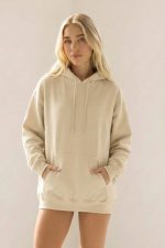 Unisex Oversized Hoodie Fluffy in sand  Το unisex oversized hoodie είναι το απόλυτο κομμάτι για άνετες και stylish εμφανίσεις. Με χαλαρή γραμμή και fluffy υφή, προσφέρει μοναδική αίσθηση ζεστασιάς και απαλότητας, ιδανική για τις καθημερινές σου εμφανίσεις. Η oversized εφαρμογή του αγκαλιάζει το σώμα χωρίς να περιορίζει, ενώ η κουκούλα προσθέτει extra άνεση και streetwear χαρακτήρα. Ένα basic κομμάτι που συνδυάζει πρακτικότητα και σύγχρονο στυλ. Ιδανικό για όλες τις ώρες της ημέρας — από casual looks μέχρι relaxed athleisure outfits.  Styling Tips • Συνδύασέ το με leggings ή joggers για άνετο καθημερινό look • Φόρεσέ το με jeans και sneakers για urban style • Για πιο trendy outfit, βάλε biker shorts και chunky sneakers • Ταιριάζει τέλεια με puffer jacket