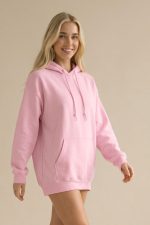 Unisex Oversized Hoodie Fluffy in sand  Το unisex oversized hoodie είναι το απόλυτο κομμάτι για άνετες και stylish εμφανίσεις. Με χαλαρή γραμμή και fluffy υφή, προσφέρει μοναδική αίσθηση ζεστασιάς και απαλότητας, ιδανική για τις καθημερινές σου εμφανίσεις. Η oversized εφαρμογή του αγκαλιάζει το σώμα χωρίς να περιορίζει, ενώ η κουκούλα προσθέτει extra άνεση και streetwear χαρακτήρα. Ένα basic κομμάτι που συνδυάζει πρακτικότητα και σύγχρονο στυλ. Ιδανικό για όλες τις ώρες της ημέρας — από casual looks μέχρι relaxed athleisure outfits.  Styling Tips • Συνδύασέ το με leggings ή joggers για άνετο καθημερινό look • Φόρεσέ το με jeans και sneakers για urban style • Για πιο trendy outfit, βάλε biker shorts και chunky sneakers • Ταιριάζει τέλεια με puffer jacket