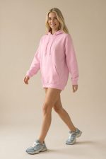 Unisex Oversized Hoodie Fluffy in sand  Το unisex oversized hoodie είναι το απόλυτο κομμάτι για άνετες και stylish εμφανίσεις. Με χαλαρή γραμμή και fluffy υφή, προσφέρει μοναδική αίσθηση ζεστασιάς και απαλότητας, ιδανική για τις καθημερινές σου εμφανίσεις. Η oversized εφαρμογή του αγκαλιάζει το σώμα χωρίς να περιορίζει, ενώ η κουκούλα προσθέτει extra άνεση και streetwear χαρακτήρα. Ένα basic κομμάτι που συνδυάζει πρακτικότητα και σύγχρονο στυλ. Ιδανικό για όλες τις ώρες της ημέρας — από casual looks μέχρι relaxed athleisure outfits.  Styling Tips • Συνδύασέ το με leggings ή joggers για άνετο καθημερινό look • Φόρεσέ το με jeans και sneakers για urban style • Για πιο trendy outfit, βάλε biker shorts και chunky sneakers • Ταιριάζει τέλεια με puffer jacket