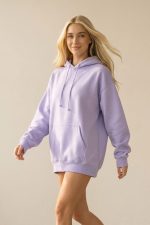 Unisex Oversized Hoodie Fluffy in sand  Το unisex oversized hoodie είναι το απόλυτο κομμάτι για άνετες και stylish εμφανίσεις. Με χαλαρή γραμμή και fluffy υφή, προσφέρει μοναδική αίσθηση ζεστασιάς και απαλότητας, ιδανική για τις καθημερινές σου εμφανίσεις. Η oversized εφαρμογή του αγκαλιάζει το σώμα χωρίς να περιορίζει, ενώ η κουκούλα προσθέτει extra άνεση και streetwear χαρακτήρα. Ένα basic κομμάτι που συνδυάζει πρακτικότητα και σύγχρονο στυλ. Ιδανικό για όλες τις ώρες της ημέρας — από casual looks μέχρι relaxed athleisure outfits.  Styling Tips • Συνδύασέ το με leggings ή joggers για άνετο καθημερινό look • Φόρεσέ το με jeans και sneakers για urban style • Για πιο trendy outfit, βάλε biker shorts και chunky sneakers • Ταιριάζει τέλεια με puffer jacket