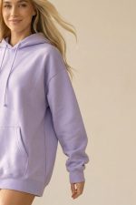 Unisex Oversized Hoodie Fluffy in sand  Το unisex oversized hoodie είναι το απόλυτο κομμάτι για άνετες και stylish εμφανίσεις. Με χαλαρή γραμμή και fluffy υφή, προσφέρει μοναδική αίσθηση ζεστασιάς και απαλότητας, ιδανική για τις καθημερινές σου εμφανίσεις. Η oversized εφαρμογή του αγκαλιάζει το σώμα χωρίς να περιορίζει, ενώ η κουκούλα προσθέτει extra άνεση και streetwear χαρακτήρα. Ένα basic κομμάτι που συνδυάζει πρακτικότητα και σύγχρονο στυλ. Ιδανικό για όλες τις ώρες της ημέρας — από casual looks μέχρι relaxed athleisure outfits.  Styling Tips • Συνδύασέ το με leggings ή joggers για άνετο καθημερινό look • Φόρεσέ το με jeans και sneakers για urban style • Για πιο trendy outfit, βάλε biker shorts και chunky sneakers • Ταιριάζει τέλεια με puffer jacket