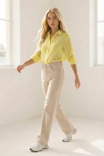 Ανακάλυψε το εμπριμέ sheer πουκάμισο in yellow  με ανάλαφρο ύφασμα και κομψή εφαρμογή. Ιδανικό για chic εμφανίσεις όλη μέρα. Shop στο WhiteTie.gr.