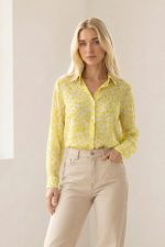 Ανακάλυψε το εμπριμέ sheer πουκάμισο in yellow  με ανάλαφρο ύφασμα και κομψή εφαρμογή. Ιδανικό για chic εμφανίσεις όλη μέρα. Shop στο WhiteTie.gr.