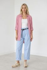 Viscose Oversized Shirt in  Dusty pink Κωδικός: 200226 Το Viscose Oversized Πουκάμισο σε dusty pink απόχρωση είναι το απόλυτο must-have κομμάτι για άνετα και κομψά everyday looks. Η oversized γραμμή του προσφέρει ελευθερία κινήσεων και χαλαρή εφαρμογή, ιδανική για layering αλλά και για να φορεθεί μόνο του. Το ύφασμα από εξαιρετικά μαλακή και ελαφριά viscose “αναπνέει”, χαρίζοντας δροσερή αίσθηση στο σώμα. Είναι κατάλληλο ακόμη και για ευαίσθητα ή αλλεργικά δέρματα, χάρη στην απαλή του υφή. Φοριέται ως κλασικό πουκάμισο, ανοιχτό σαν ελαφρύ jacket ή δεμένο στη μέση για πιο μοντέρνο αποτέλεσμα. Το roll-up μανίκι προσθέτει πρακτικότητα και effortless χαρακτήρα. Ιδανικό για casual, office αλλά και resort εμφανίσεις. Styling Tip Συνδύασέ το με λευκό wide leg παντελόνι ή denim για φωτεινό minimal look. Φόρεσέ το ανοιχτό πάνω από tank top ή κορμάκι για relaxed layering, ενώ με belt στη μέση δημιουργεί πιο θηλυκή σιλουέτα.