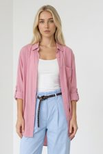Viscose Oversized Shirt in  Dusty pink Κωδικός: 200226 Το Viscose Oversized Πουκάμισο σε dusty pink απόχρωση είναι το απόλυτο must-have κομμάτι για άνετα και κομψά everyday looks. Η oversized γραμμή του προσφέρει ελευθερία κινήσεων και χαλαρή εφαρμογή, ιδανική για layering αλλά και για να φορεθεί μόνο του. Το ύφασμα από εξαιρετικά μαλακή και ελαφριά viscose “αναπνέει”, χαρίζοντας δροσερή αίσθηση στο σώμα. Είναι κατάλληλο ακόμη και για ευαίσθητα ή αλλεργικά δέρματα, χάρη στην απαλή του υφή. Φοριέται ως κλασικό πουκάμισο, ανοιχτό σαν ελαφρύ jacket ή δεμένο στη μέση για πιο μοντέρνο αποτέλεσμα. Το roll-up μανίκι προσθέτει πρακτικότητα και effortless χαρακτήρα. Ιδανικό για casual, office αλλά και resort εμφανίσεις. Styling Tip Συνδύασέ το με λευκό wide leg παντελόνι ή denim για φωτεινό minimal look. Φόρεσέ το ανοιχτό πάνω από tank top ή κορμάκι για relaxed layering, ενώ με belt στη μέση δημιουργεί πιο θηλυκή σιλουέτα.
