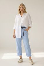 Viscose Oversized Shirt in  white Κωδικός: 200226 Το Viscose Oversized Πουκάμισο σε white απόχρωση είναι το απόλυτο must-have κομμάτι για άνετα και κομψά everyday looks. Η oversized γραμμή του προσφέρει ελευθερία κινήσεων και χαλαρή εφαρμογή, ιδανική για layering αλλά και για να φορεθεί μόνο του. Το ύφασμα από εξαιρετικά μαλακή και ελαφριά viscose “αναπνέει”, χαρίζοντας δροσερή αίσθηση στο σώμα. Είναι κατάλληλο ακόμη και για ευαίσθητα ή αλλεργικά δέρματα, χάρη στην απαλή του υφή. Φοριέται ως κλασικό πουκάμισο, ανοιχτό σαν ελαφρύ jacket ή δεμένο στη μέση για πιο μοντέρνο αποτέλεσμα. Το roll-up μανίκι προσθέτει πρακτικότητα και effortless χαρακτήρα. Ιδανικό για casual, office αλλά και resort εμφανίσεις. Styling Tip Συνδύασέ το με λευκό wide leg παντελόνι ή denim για φωτεινό minimal look. Φόρεσέ το ανοιχτό πάνω από tank top ή κορμάκι για relaxed layering, ενώ με belt στη μέση δημιουργεί πιο θηλυκή σιλουέτα.
