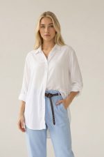 Viscose Oversized Shirt in  white Κωδικός: 200226 Το Viscose Oversized Πουκάμισο σε white απόχρωση είναι το απόλυτο must-have κομμάτι για άνετα και κομψά everyday looks. Η oversized γραμμή του προσφέρει ελευθερία κινήσεων και χαλαρή εφαρμογή, ιδανική για layering αλλά και για να φορεθεί μόνο του. Το ύφασμα από εξαιρετικά μαλακή και ελαφριά viscose “αναπνέει”, χαρίζοντας δροσερή αίσθηση στο σώμα. Είναι κατάλληλο ακόμη και για ευαίσθητα ή αλλεργικά δέρματα, χάρη στην απαλή του υφή. Φοριέται ως κλασικό πουκάμισο, ανοιχτό σαν ελαφρύ jacket ή δεμένο στη μέση για πιο μοντέρνο αποτέλεσμα. Το roll-up μανίκι προσθέτει πρακτικότητα και effortless χαρακτήρα. Ιδανικό για casual, office αλλά και resort εμφανίσεις. Styling Tip Συνδύασέ το με λευκό wide leg παντελόνι ή denim για φωτεινό minimal look. Φόρεσέ το ανοιχτό πάνω από tank top ή κορμάκι για relaxed layering, ενώ με belt στη μέση δημιουργεί πιο θηλυκή σιλουέτα.