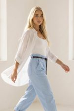 Viscose Oversized Shirt in  white Κωδικός: 200226 Το Viscose Oversized Πουκάμισο σε white απόχρωση είναι το απόλυτο must-have κομμάτι για άνετα και κομψά everyday looks. Η oversized γραμμή του προσφέρει ελευθερία κινήσεων και χαλαρή εφαρμογή, ιδανική για layering αλλά και για να φορεθεί μόνο του. Το ύφασμα από εξαιρετικά μαλακή και ελαφριά viscose “αναπνέει”, χαρίζοντας δροσερή αίσθηση στο σώμα. Είναι κατάλληλο ακόμη και για ευαίσθητα ή αλλεργικά δέρματα, χάρη στην απαλή του υφή. Φοριέται ως κλασικό πουκάμισο, ανοιχτό σαν ελαφρύ jacket ή δεμένο στη μέση για πιο μοντέρνο αποτέλεσμα. Το roll-up μανίκι προσθέτει πρακτικότητα και effortless χαρακτήρα. Ιδανικό για casual, office αλλά και resort εμφανίσεις. Styling Tip Συνδύασέ το με λευκό wide leg παντελόνι ή denim για φωτεινό minimal look. Φόρεσέ το ανοιχτό πάνω από tank top ή κορμάκι για relaxed layering, ενώ με belt στη μέση δημιουργεί πιο θηλυκή σιλουέτα.