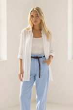 Viscose Oversized Shirt in  white Κωδικός: 200226 Το Viscose Oversized Πουκάμισο σε white απόχρωση είναι το απόλυτο must-have κομμάτι για άνετα και κομψά everyday looks. Η oversized γραμμή του προσφέρει ελευθερία κινήσεων και χαλαρή εφαρμογή, ιδανική για layering αλλά και για να φορεθεί μόνο του. Το ύφασμα από εξαιρετικά μαλακή και ελαφριά viscose “αναπνέει”, χαρίζοντας δροσερή αίσθηση στο σώμα. Είναι κατάλληλο ακόμη και για ευαίσθητα ή αλλεργικά δέρματα, χάρη στην απαλή του υφή. Φοριέται ως κλασικό πουκάμισο, ανοιχτό σαν ελαφρύ jacket ή δεμένο στη μέση για πιο μοντέρνο αποτέλεσμα. Το roll-up μανίκι προσθέτει πρακτικότητα και effortless χαρακτήρα. Ιδανικό για casual, office αλλά και resort εμφανίσεις. Styling Tip Συνδύασέ το με λευκό wide leg παντελόνι ή denim για φωτεινό minimal look. Φόρεσέ το ανοιχτό πάνω από tank top ή κορμάκι για relaxed layering, ενώ με belt στη μέση δημιουργεί πιο θηλυκή σιλουέτα.