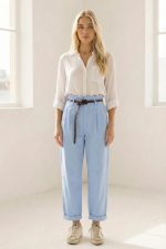 Viscose Oversized Shirt in  white Κωδικός: 200226 Το Viscose Oversized Πουκάμισο σε white απόχρωση είναι το απόλυτο must-have κομμάτι για άνετα και κομψά everyday looks. Η oversized γραμμή του προσφέρει ελευθερία κινήσεων και χαλαρή εφαρμογή, ιδανική για layering αλλά και για να φορεθεί μόνο του. Το ύφασμα από εξαιρετικά μαλακή και ελαφριά viscose “αναπνέει”, χαρίζοντας δροσερή αίσθηση στο σώμα. Είναι κατάλληλο ακόμη και για ευαίσθητα ή αλλεργικά δέρματα, χάρη στην απαλή του υφή. Φοριέται ως κλασικό πουκάμισο, ανοιχτό σαν ελαφρύ jacket ή δεμένο στη μέση για πιο μοντέρνο αποτέλεσμα. Το roll-up μανίκι προσθέτει πρακτικότητα και effortless χαρακτήρα. Ιδανικό για casual, office αλλά και resort εμφανίσεις. Styling Tip Συνδύασέ το με λευκό wide leg παντελόνι ή denim για φωτεινό minimal look. Φόρεσέ το ανοιχτό πάνω από tank top ή κορμάκι για relaxed layering, ενώ με belt στη μέση δημιουργεί πιο θηλυκή σιλουέτα.