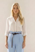 Viscose Oversized Shirt in  white Κωδικός: 200226 Το Viscose Oversized Πουκάμισο σε white απόχρωση είναι το απόλυτο must-have κομμάτι για άνετα και κομψά everyday looks. Η oversized γραμμή του προσφέρει ελευθερία κινήσεων και χαλαρή εφαρμογή, ιδανική για layering αλλά και για να φορεθεί μόνο του. Το ύφασμα από εξαιρετικά μαλακή και ελαφριά viscose “αναπνέει”, χαρίζοντας δροσερή αίσθηση στο σώμα. Είναι κατάλληλο ακόμη και για ευαίσθητα ή αλλεργικά δέρματα, χάρη στην απαλή του υφή. Φοριέται ως κλασικό πουκάμισο, ανοιχτό σαν ελαφρύ jacket ή δεμένο στη μέση για πιο μοντέρνο αποτέλεσμα. Το roll-up μανίκι προσθέτει πρακτικότητα και effortless χαρακτήρα. Ιδανικό για casual, office αλλά και resort εμφανίσεις. Styling Tip Συνδύασέ το με λευκό wide leg παντελόνι ή denim για φωτεινό minimal look. Φόρεσέ το ανοιχτό πάνω από tank top ή κορμάκι για relaxed layering, ενώ με belt στη μέση δημιουργεί πιο θηλυκή σιλουέτα.