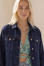 Cropped Denim Jacket  Κωδ:74026 Το Cropped Denim Jacket  είναι το απόλυτο must-have για κάθε casual και street style εμφάνιση. Με άνετη γραμμή και μοντέρνο cropped μήκος, προσφέρει τέλεια εφαρμογή και ευελιξία στο styling. Κατασκευασμένο από μαλακό, ελαστικό βαμβακερό ύφασμα, εξασφαλίζει άνεση καθ’ όλη τη διάρκεια της ημέρας. Διαθέτει πρακτικές τσέπες μπροστά και στο πλάι, ενώ το διαχρονικό denim design το καθιστά ιδανικό για layering σε κάθε εποχή. Ένα basic κομμάτι που δεν φεύγει ποτέ από τη μόδα και ταιριάζει με τα πάντα. Styling Tips • Συνδύασέ το με φόρεμα για girly & cool contrast • Φόρεσέ το με total denim look για trend αποτέλεσμα • Ιδανικό με ψηλόμεσα jeans και sneakers • Ταιριάζει τέλεια με crop tops & skirts