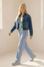 Cropped Denim Jacket  Κωδ:74026 Το Cropped Denim Jacket  είναι το απόλυτο must-have για κάθε casual και street style εμφάνιση. Με άνετη γραμμή και μοντέρνο cropped μήκος, προσφέρει τέλεια εφαρμογή και ευελιξία στο styling. Κατασκευασμένο από μαλακό, ελαστικό βαμβακερό ύφασμα, εξασφαλίζει άνεση καθ’ όλη τη διάρκεια της ημέρας. Διαθέτει πρακτικές τσέπες μπροστά και στο πλάι, ενώ το διαχρονικό denim design το καθιστά ιδανικό για layering σε κάθε εποχή. Ένα basic κομμάτι που δεν φεύγει ποτέ από τη μόδα και ταιριάζει με τα πάντα. Styling Tips • Συνδύασέ το με φόρεμα για girly & cool contrast • Φόρεσέ το με total denim look για trend αποτέλεσμα • Ιδανικό με ψηλόμεσα jeans και sneakers • Ταιριάζει τέλεια με crop tops & skirts