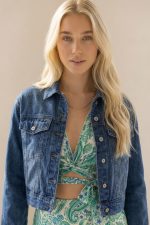 Cropped Denim Jacket  Κωδ:74026 Το Cropped Denim Jacket  είναι το απόλυτο must-have για κάθε casual και street style εμφάνιση. Με άνετη γραμμή και μοντέρνο cropped μήκος, προσφέρει τέλεια εφαρμογή και ευελιξία στο styling. Κατασκευασμένο από μαλακό, ελαστικό βαμβακερό ύφασμα, εξασφαλίζει άνεση καθ’ όλη τη διάρκεια της ημέρας. Διαθέτει πρακτικές τσέπες μπροστά και στο πλάι, ενώ το διαχρονικό denim design το καθιστά ιδανικό για layering σε κάθε εποχή. Ένα basic κομμάτι που δεν φεύγει ποτέ από τη μόδα και ταιριάζει με τα πάντα. Styling Tips • Συνδύασέ το με φόρεμα για girly & cool contrast • Φόρεσέ το με total denim look για trend αποτέλεσμα • Ιδανικό με ψηλόμεσα jeans και sneakers • Ταιριάζει τέλεια με crop tops & skirts