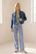 Cropped Denim Jacket  Κωδ:74026 Το Cropped Denim Jacket  είναι το απόλυτο must-have για κάθε casual και street style εμφάνιση. Με άνετη γραμμή και μοντέρνο cropped μήκος, προσφέρει τέλεια εφαρμογή και ευελιξία στο styling. Κατασκευασμένο από μαλακό, ελαστικό βαμβακερό ύφασμα, εξασφαλίζει άνεση καθ’ όλη τη διάρκεια της ημέρας. Διαθέτει πρακτικές τσέπες μπροστά και στο πλάι, ενώ το διαχρονικό denim design το καθιστά ιδανικό για layering σε κάθε εποχή. Ένα basic κομμάτι που δεν φεύγει ποτέ από τη μόδα και ταιριάζει με τα πάντα. Styling Tips • Συνδύασέ το με φόρεμα για girly & cool contrast • Φόρεσέ το με total denim look για trend αποτέλεσμα • Ιδανικό με ψηλόμεσα jeans και sneakers • Ταιριάζει τέλεια με crop tops & skirts
