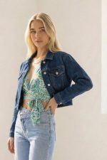 Cropped Denim Jacket  Κωδ:74026 Το Cropped Denim Jacket  είναι το απόλυτο must-have για κάθε casual και street style εμφάνιση. Με άνετη γραμμή και μοντέρνο cropped μήκος, προσφέρει τέλεια εφαρμογή και ευελιξία στο styling. Κατασκευασμένο από μαλακό, ελαστικό βαμβακερό ύφασμα, εξασφαλίζει άνεση καθ’ όλη τη διάρκεια της ημέρας. Διαθέτει πρακτικές τσέπες μπροστά και στο πλάι, ενώ το διαχρονικό denim design το καθιστά ιδανικό για layering σε κάθε εποχή. Ένα basic κομμάτι που δεν φεύγει ποτέ από τη μόδα και ταιριάζει με τα πάντα. Styling Tips • Συνδύασέ το με φόρεμα για girly & cool contrast • Φόρεσέ το με total denim look για trend αποτέλεσμα • Ιδανικό με ψηλόμεσα jeans και sneakers • Ταιριάζει τέλεια με crop tops & skirts
