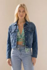 Cropped Denim Jacket  Κωδ:74026 Το Cropped Denim Jacket  είναι το απόλυτο must-have για κάθε casual και street style εμφάνιση. Με άνετη γραμμή και μοντέρνο cropped μήκος, προσφέρει τέλεια εφαρμογή και ευελιξία στο styling. Κατασκευασμένο από μαλακό, ελαστικό βαμβακερό ύφασμα, εξασφαλίζει άνεση καθ’ όλη τη διάρκεια της ημέρας. Διαθέτει πρακτικές τσέπες μπροστά και στο πλάι, ενώ το διαχρονικό denim design το καθιστά ιδανικό για layering σε κάθε εποχή. Ένα basic κομμάτι που δεν φεύγει ποτέ από τη μόδα και ταιριάζει με τα πάντα. Styling Tips • Συνδύασέ το με φόρεμα για girly & cool contrast • Φόρεσέ το με total denim look για trend αποτέλεσμα • Ιδανικό με ψηλόμεσα jeans και sneakers • Ταιριάζει τέλεια με crop tops & skirts