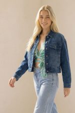 Cropped Denim Jacket  Κωδ:74026 Το Cropped Denim Jacket  είναι το απόλυτο must-have για κάθε casual και street style εμφάνιση. Με άνετη γραμμή και μοντέρνο cropped μήκος, προσφέρει τέλεια εφαρμογή και ευελιξία στο styling. Κατασκευασμένο από μαλακό, ελαστικό βαμβακερό ύφασμα, εξασφαλίζει άνεση καθ’ όλη τη διάρκεια της ημέρας. Διαθέτει πρακτικές τσέπες μπροστά και στο πλάι, ενώ το διαχρονικό denim design το καθιστά ιδανικό για layering σε κάθε εποχή. Ένα basic κομμάτι που δεν φεύγει ποτέ από τη μόδα και ταιριάζει με τα πάντα. Styling Tips • Συνδύασέ το με φόρεμα για girly & cool contrast • Φόρεσέ το με total denim look για trend αποτέλεσμα • Ιδανικό με ψηλόμεσα jeans και sneakers • Ταιριάζει τέλεια με crop tops & skirts